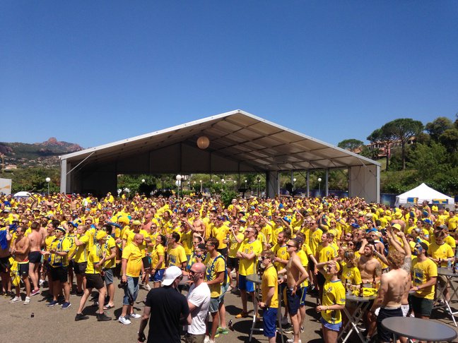 🇸🇪 Les supporters de <a href="/Ibra_official/">Zlatan Ibrahimović</a> : la Fan Zone la + unie à #SaintRaphaël 20minutes.fr/sport/football… #VisitEsterel