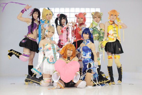 LoraSaner's tweet photo. 遅ればせながら女装9人でラブライブ。称して『ボーイズラブライブ』やって来ましたよ！^o^
絵：NORA
希：ひや
に：ひめ茶
穂：ひーりあ
こ：やつは
真：Rig
凛：yuki
花：はせばるい
撮影：にゅま、ごり太、たーくん
敬称略 https://t.co/yKd9Hpo963