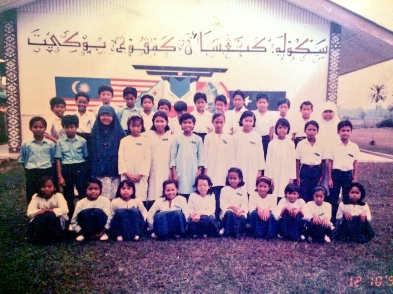 SaifulAnwarCG's tweet photo. A classic photo shared by former classmate Darjah 5 Hijau SKKB. The picture was taken in 1992. #strolldownmemorylane https://t.co/muYeQfeAwO