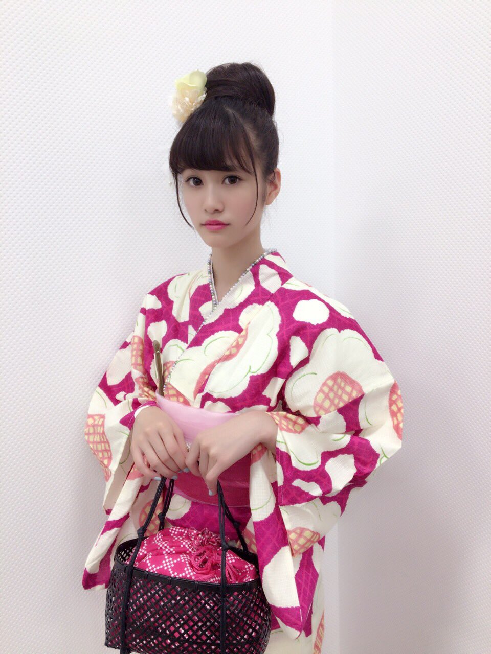 Twitter 上的 生見愛瑠 めるる 今日着させていただいた浴衣 ピンクと白で女の子らしくて 帯はレースになってて とっても可愛かったです 髪型はみんなに聞いて多かったお団子にしたんだッ T Co Pcqexbdbc2 Twitter