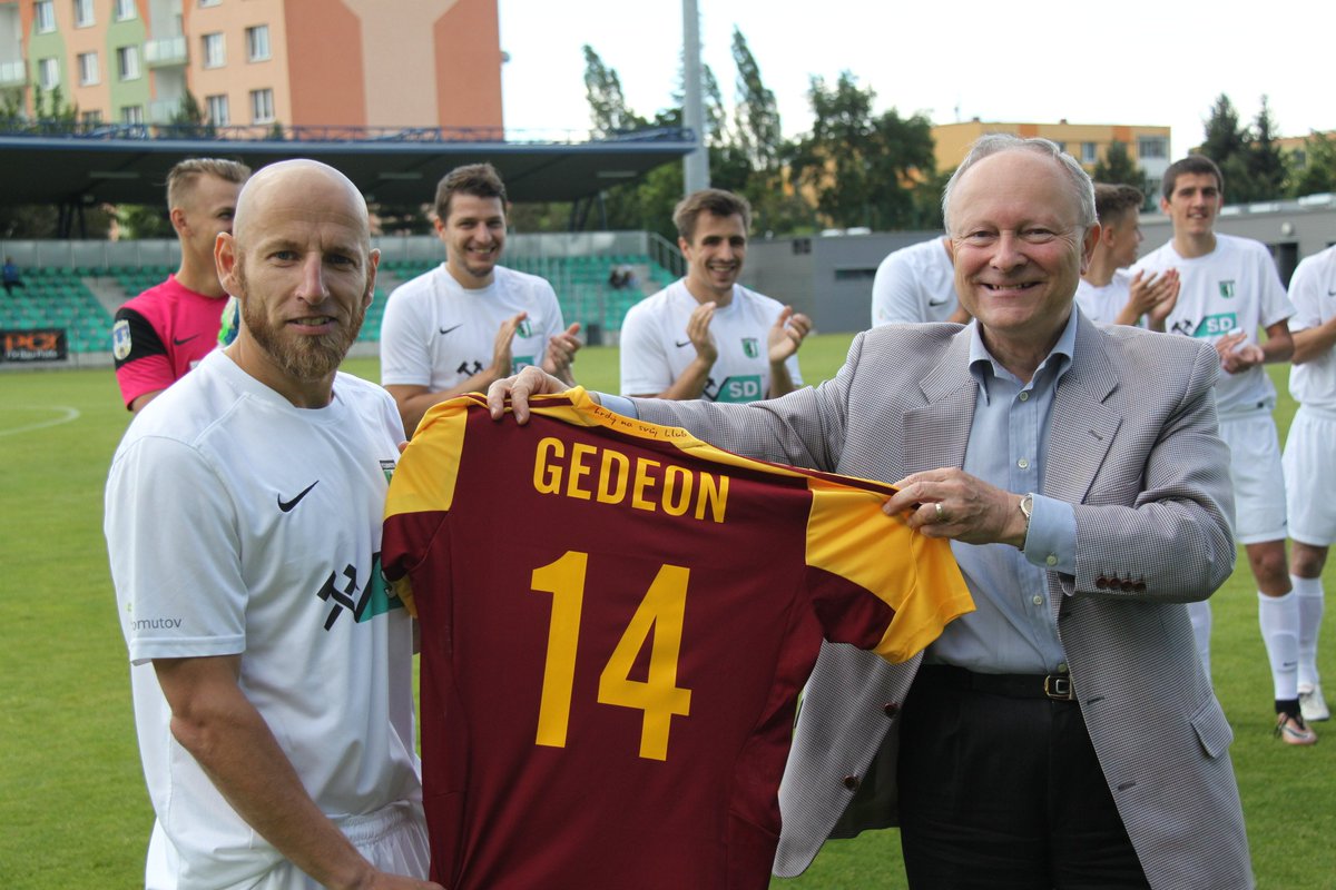 FCChomutov's tweet photo. Zástupci @FKDuklaPraha předali našemu odchovanci Patriku Gedeonovi dres a poděkovali mu za vykonané služby! https://t.co/D0aNfGhdhc