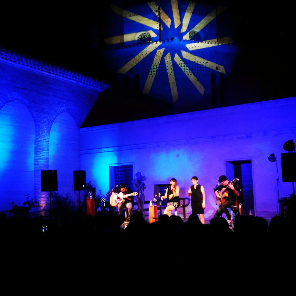 Impresionante <a href="/RozalenMusic/">Rozalén</a> anoche en el jardín de los amantes <a href="/AmantesTeruel/">Fundación Amantes de Teruel</a>