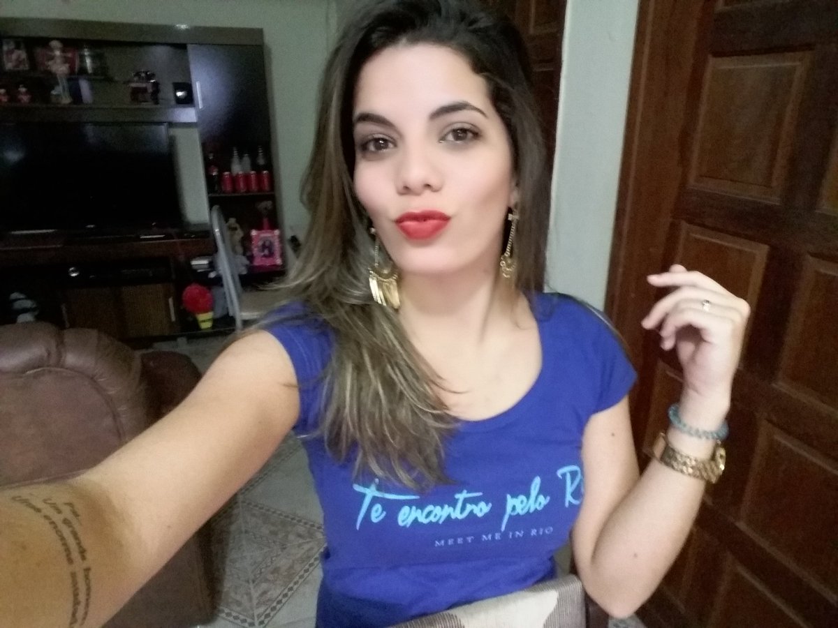 carolbotini's tweet photo. "Nem vem tirar
Meu riso frouxo com algum conselho
Hoje eu passei batom vermelho.." 👑💄
#vempraSouth #chamemaBotini https://t.co/QGOt3YYEbX