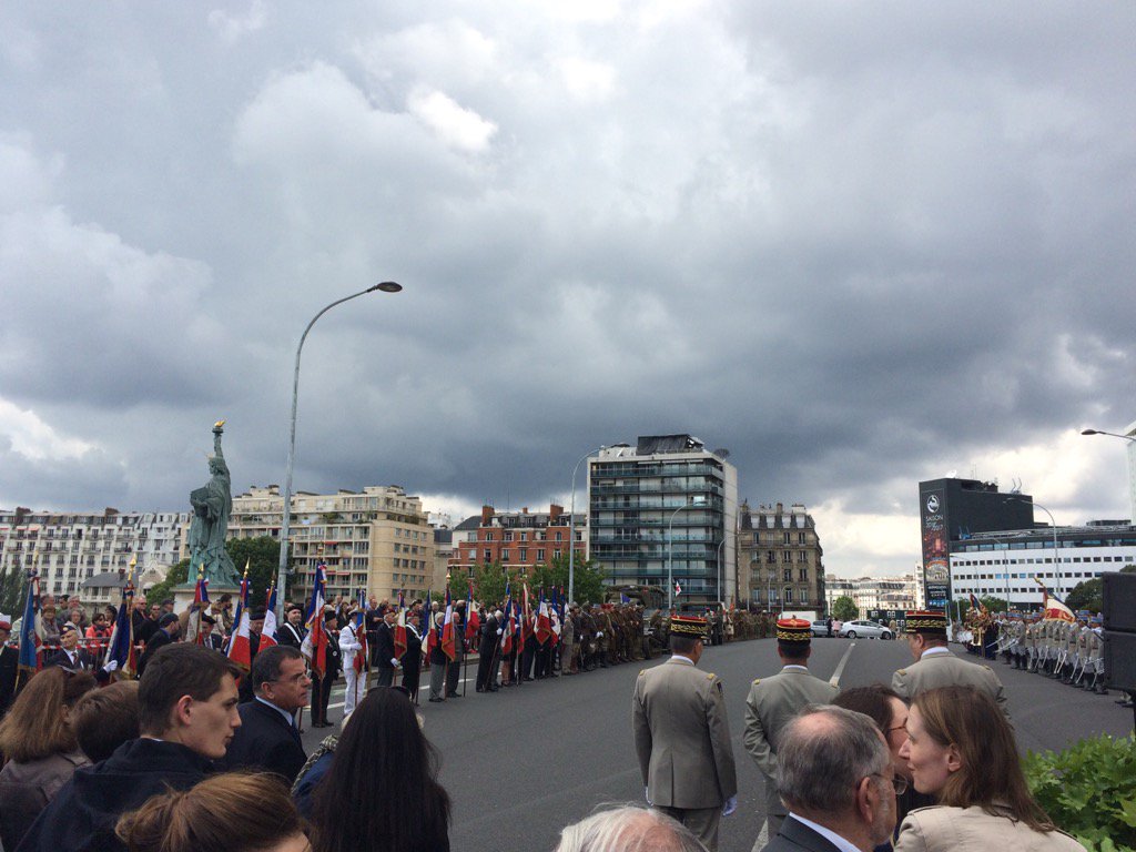 josebaghdad's tweet image. Hommage aux cadets de Saumur #paris15 #pontdegrenelle