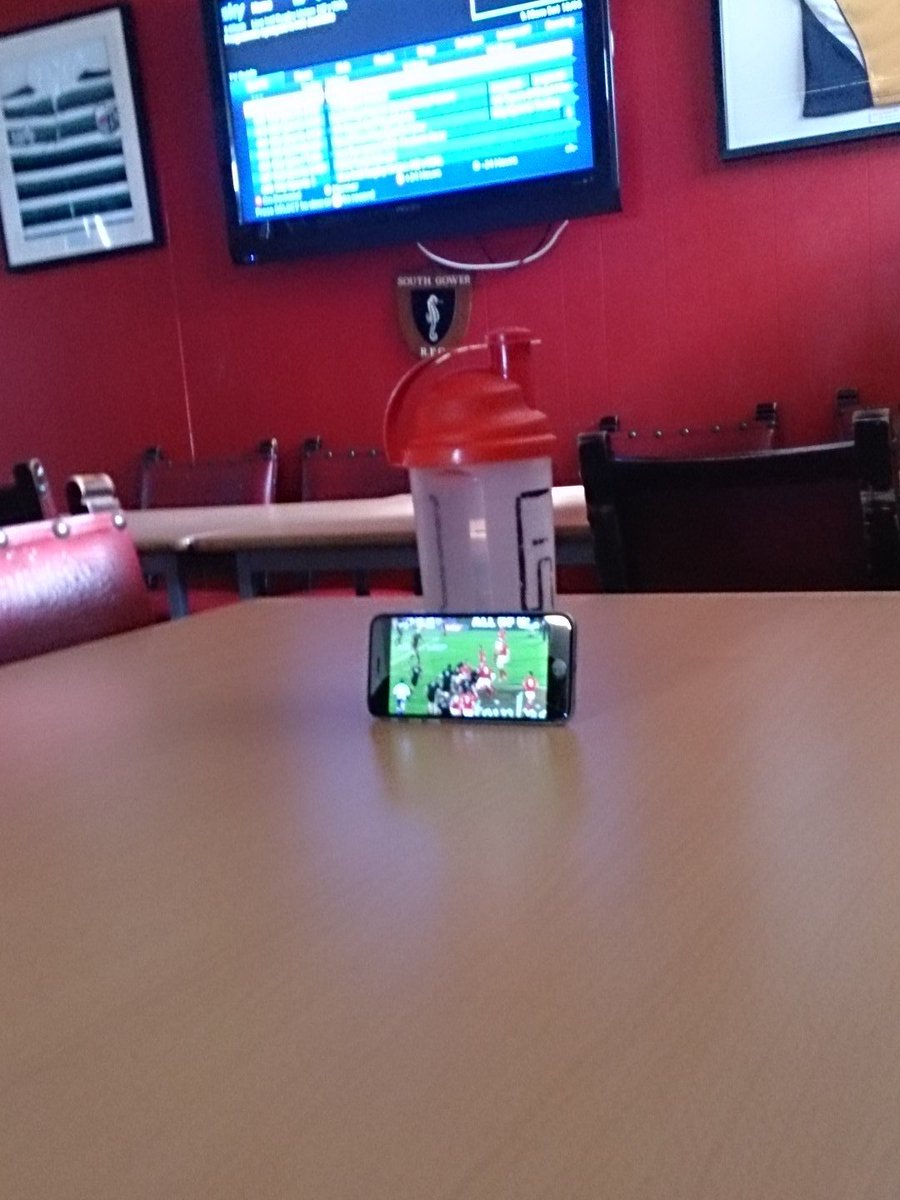 This is how we're watching the <a href="/WelshRugbyUnion/">Welsh Rugby Union 🏴󠁧󠁢󠁷󠁬󠁳󠁿</a> game against the <a href="/AllBlacks/">All Blacks</a> no signal at the comp so on our phones