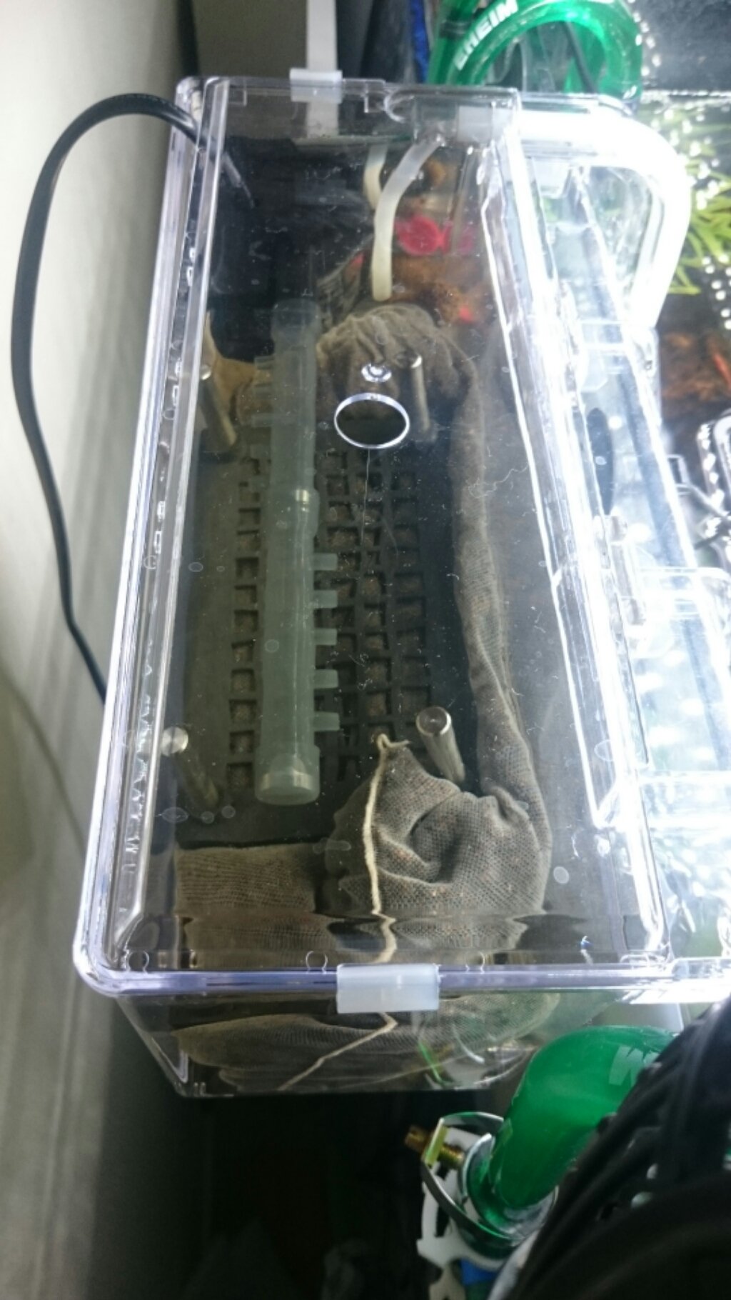 いしあま ピートモスを外部フィルターには入れたくなかったので サテライトによるブラックウォーター製造器を設置 Ph7 1 6 5に コーナーパワーフィルター内蔵で止水対策もしてある が たぶん何かトラブると思うw