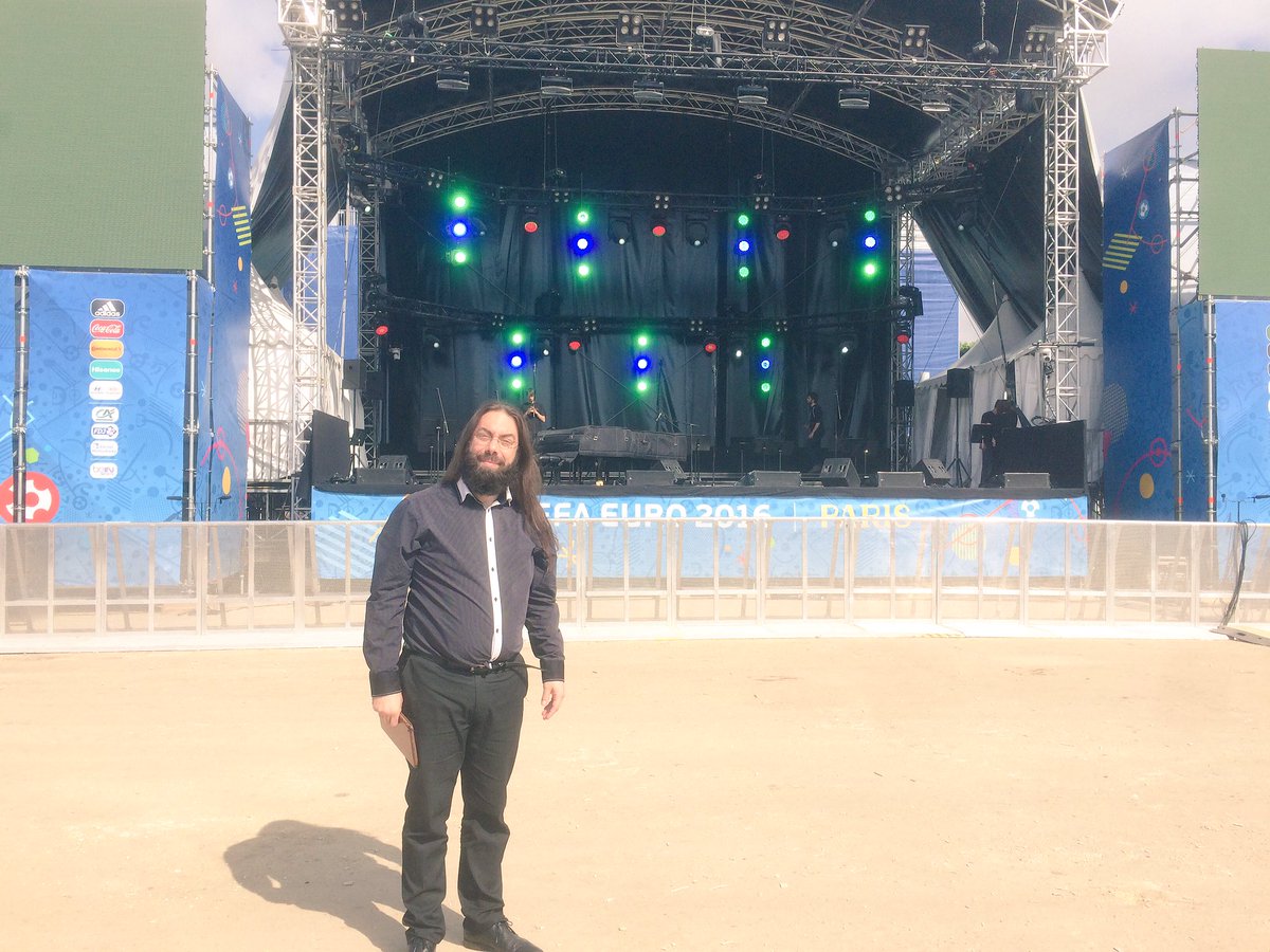 Opera_Comique's tweet photo. Sur la #FanZoneTourEiffel, @cgrapperon, chef de choeur de l'#operaoke, vous attend ! Et nous aussi ! #FavartOff https://t.co/2I7p490Tzm