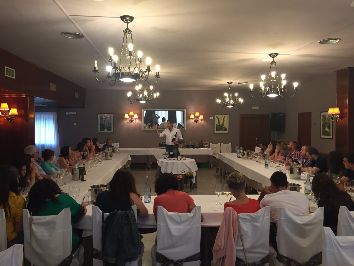 RestCasaSantos's tweet photo. Fotos del curso de iniciación a la cata de vinos 17/06/16. 1/3 https://t.co/FI0YdgMiQo