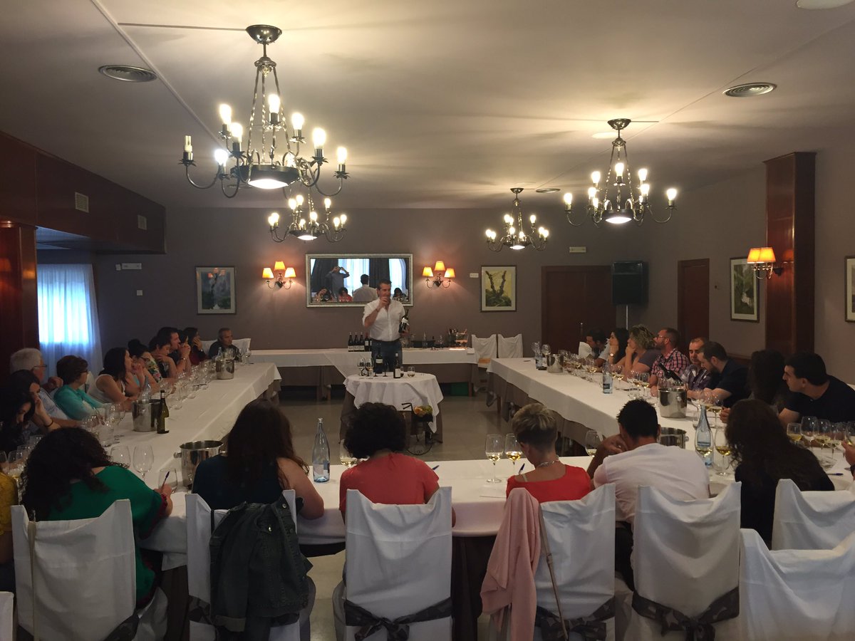 RestCasaSantos's tweet photo. Fotos del curso de iniciación a la cata de vinos 17/06/16. 1/3 https://t.co/FI0YdgMiQo