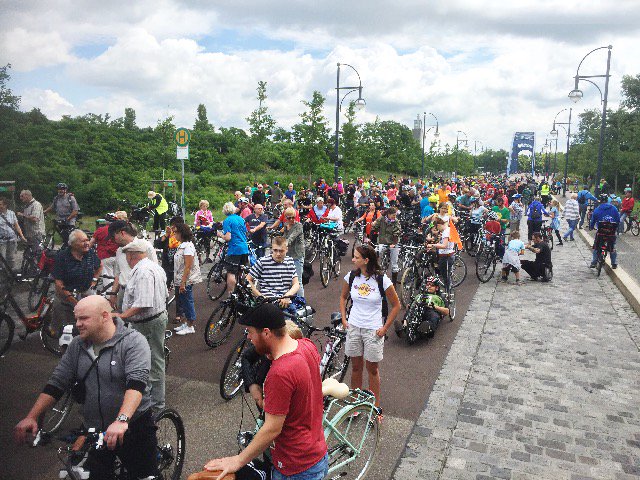 olliMD's tweet photo. Es füllt sich langsam an der #Sternbrücke zum #Fahrradaktionstag #FAT16 #FAT2016 https://t.co/fsPdsk50Iz