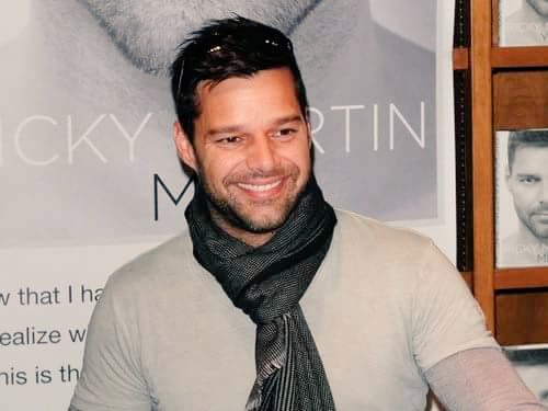 RM_Forever1's tweet photo. @ricky_martin #me #autobiography #booksigningday #ben #otobiyografi #kitapimzalamagünü 📚✏✒💜💜 https://t.co/KbVuSrkzpR
