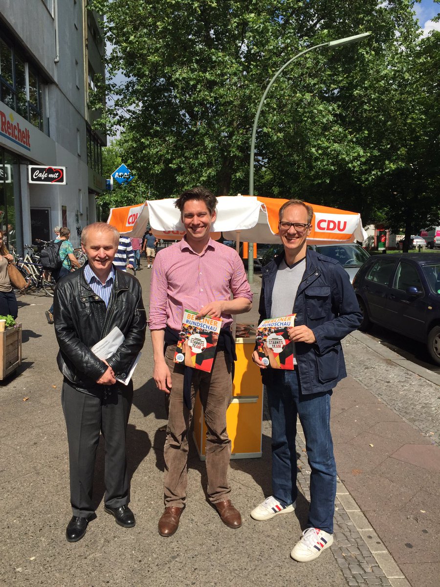 CarstenSpallek's tweet photo. Infostand mit der neuen Rundschau von @CDUTiergarten. Gute Stimmung und Gespräche. #starkesBerlin und #starkesMitte https://t.co/3Bv4m5Ar2K