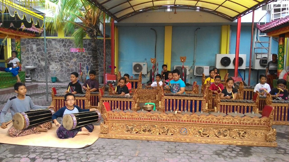 depar27's tweet photo. #parwi66 @_funtastic5_ #TelkomFuntastic5 #DPSTREG5 #BINROH Kegiatan Binroh Hindu persiapan piodalan pura kaliasem https://t.co/OsSyW6LQHf