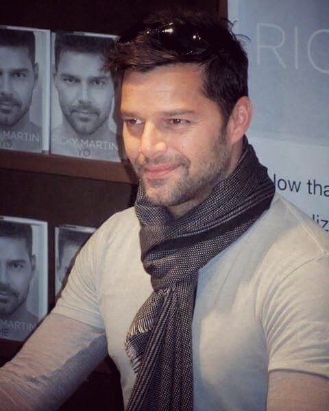 RM_Forever1's tweet photo. @ricky_martin #me #autobiography #booksigningday #ben #otobiyografi #kitapimzalamagünü 📚✏✒💜💜 https://t.co/fYfYpoCVhT