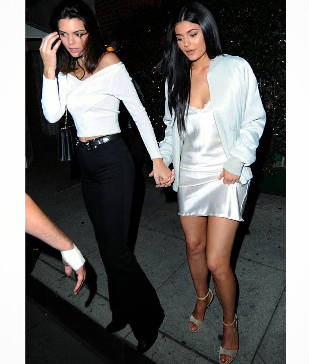 _KardashiansOff's tweet photo. Kendall and Kylie leaving Mr Chow restaurant in LA last night 😍 #KendallJenner #kylieJenner #JennerUpdates https://t.co/00O4JWqppN