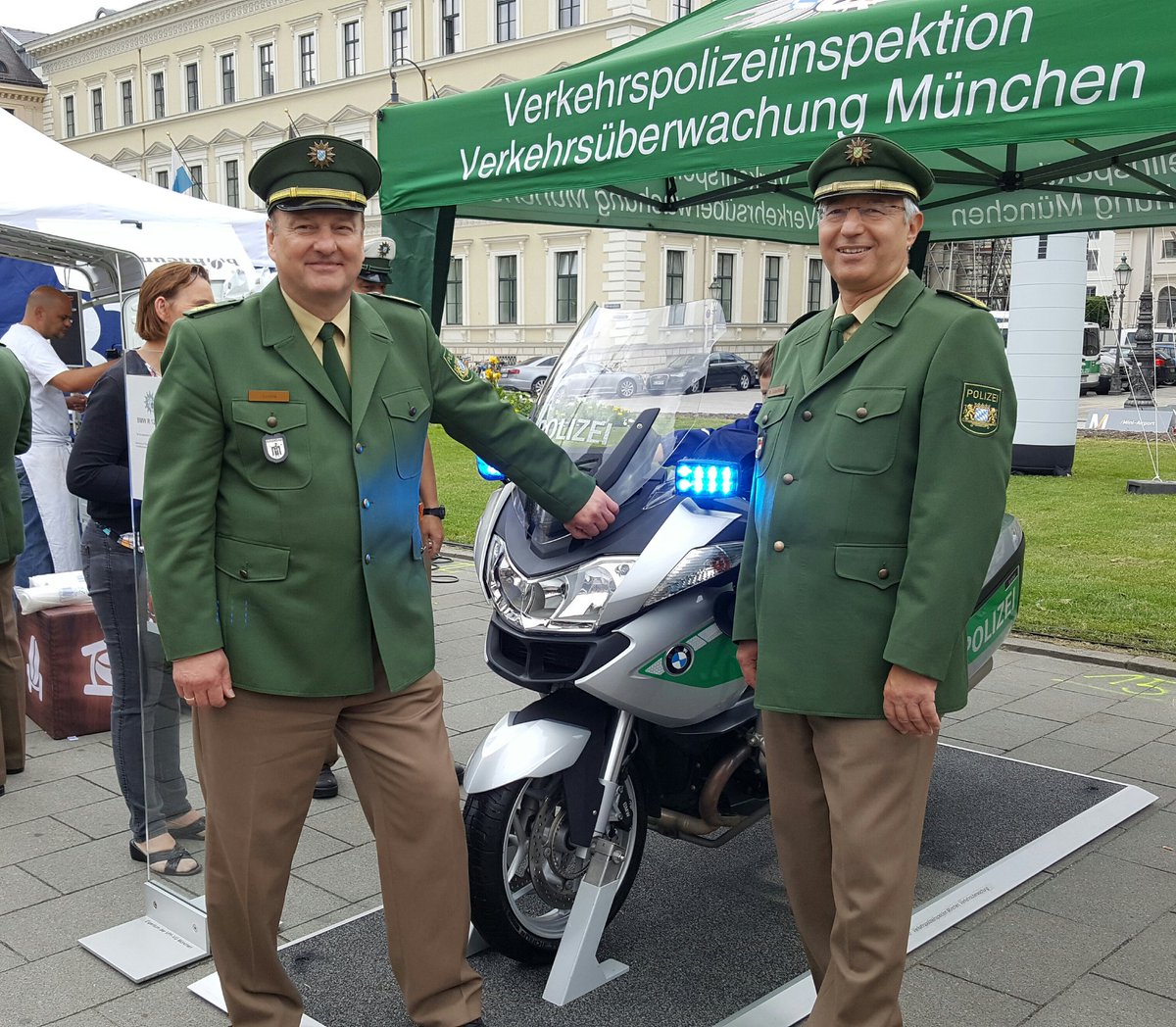 polizeiOBS's tweet photo. Soeben wurde das Straßenfestival #70Jahre #PolBy am Odeonsplatz durch den Landespolizeipräsidenten eröffnet. https://t.co/iaff6XltYO