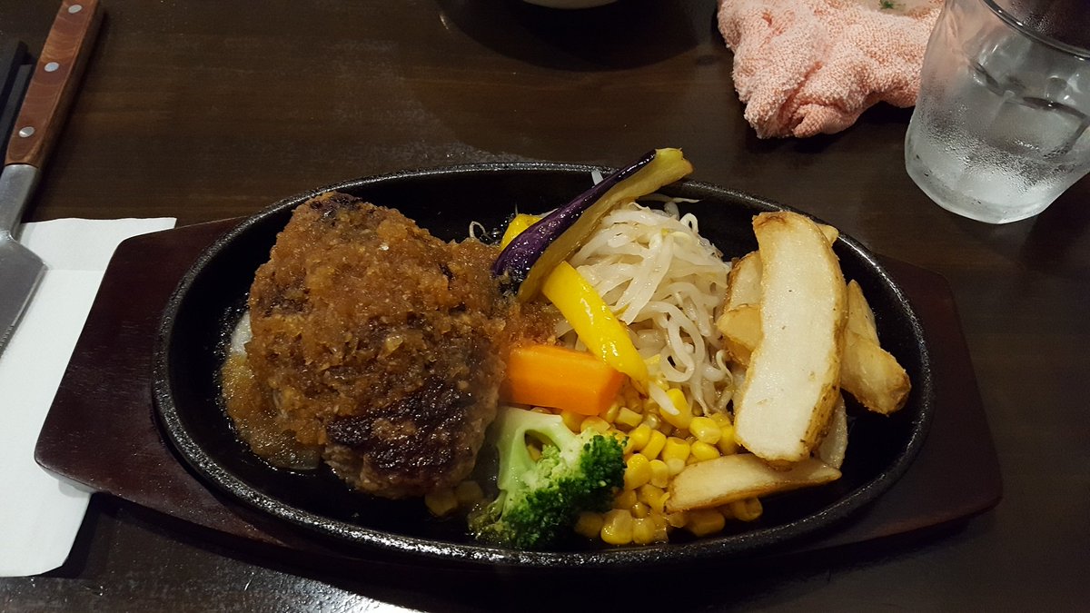 ken_greg's tweet photo. despues d un largo dia en #akihabara comer hamburguer en restavrante recomendado por tv #gyusha viendo #conan https://t.co/39lF8oiJrE