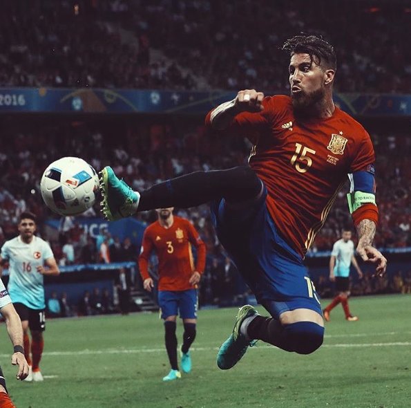 Tellementfoot's tweet photo. Le capitaine de la Roja, Sergio Ramos... ⚽️⚡️ https://t.co/YRfTIBJH5h