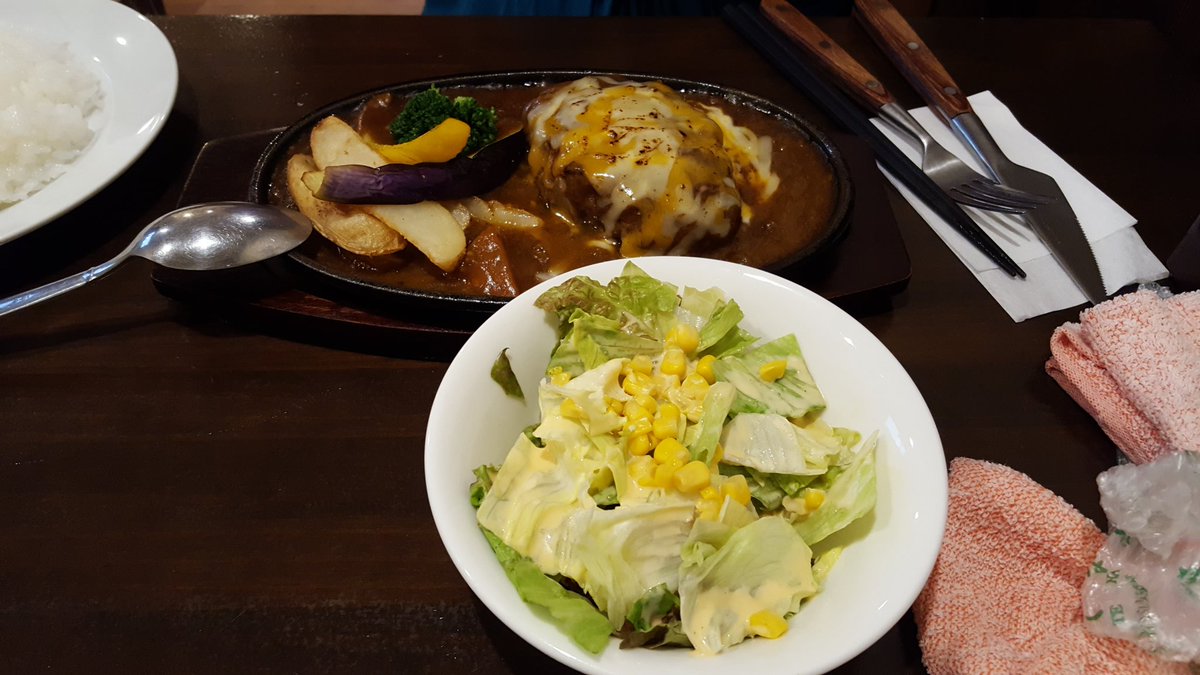 ken_greg's tweet photo. despues d un largo dia en #akihabara comer hamburguer en restavrante recomendado por tv #gyusha viendo #conan https://t.co/39lF8oiJrE