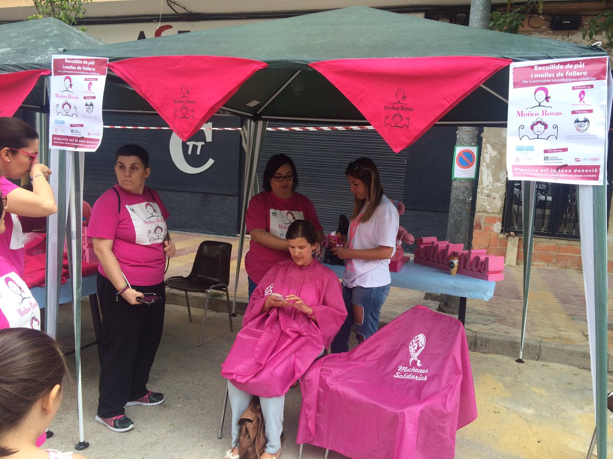 Ya preparado nuestro stand de #MoñosRosas de la <a href="/fallamont/">Falla Mont de Pietat</a> ven a cortarte el pelo por 5€. #fallas2017 #SanJuan