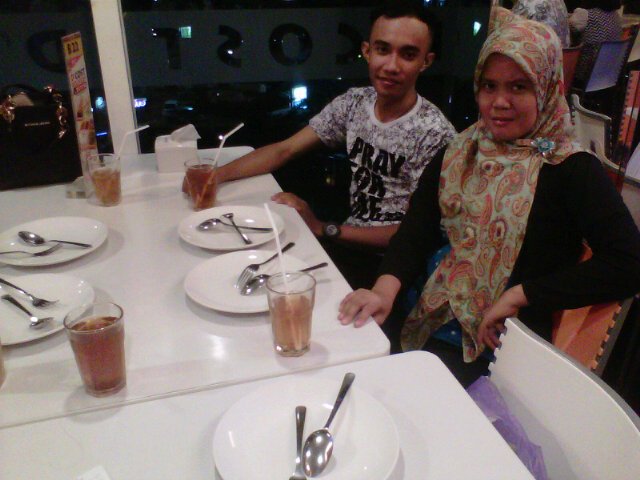 Saptunah4's tweet photo. Buka puasa pertama sama istri, semoga ramadahn tahun ini berkah #Ramadhanku https://t.co/3c6uzKGF3v