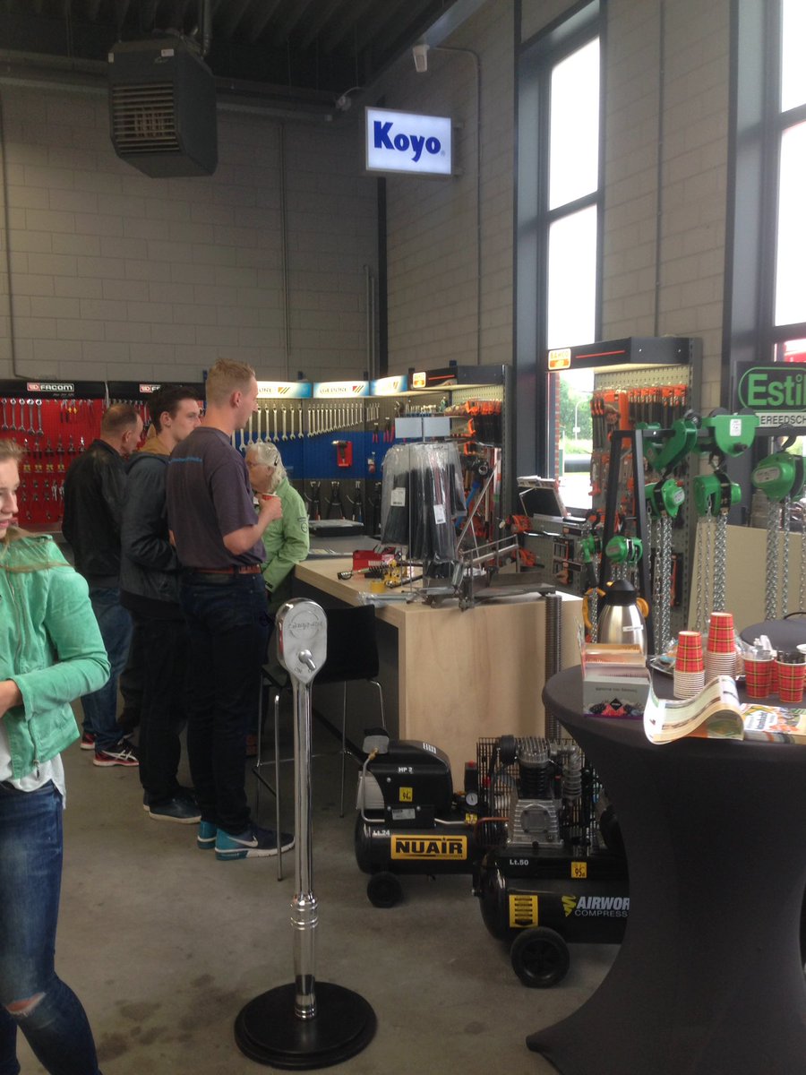 OVPN015's tweet image. Gezellig druk bij Van Opzeeland Techniek op @Oostambacht015 Het weer wordt ook nog beter.