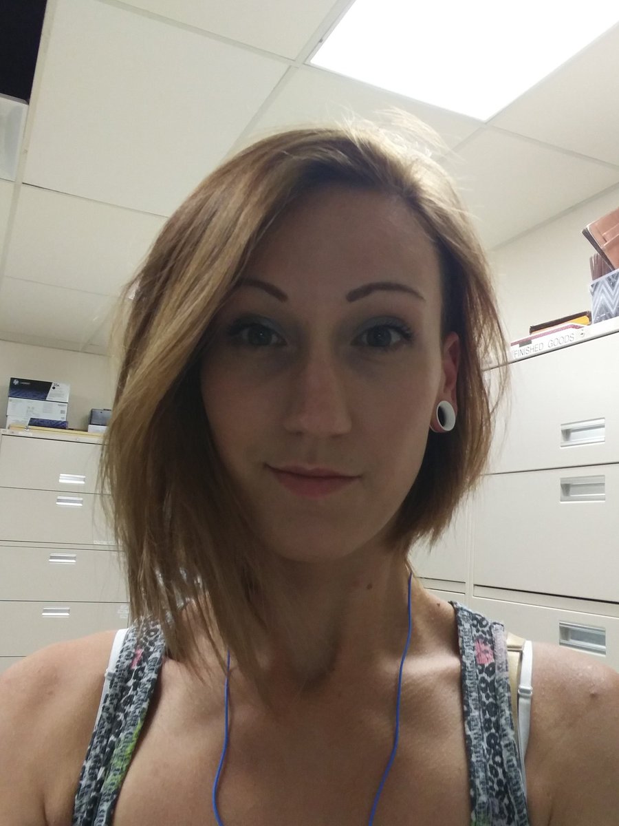 twistedromantic's tweet photo. Bored at work #comeon #timehasstopped #moveclock https://t.co/lbiWeiLjBR