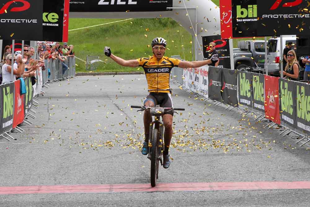 Ladies and gents, here is the man of the 2016 #FourPeaks, winner of all four stages: <a href="/Stiebi90/">Simon Stiebjahn</a> of <a href="/TeamBulls/">BULLS Bikes</a>