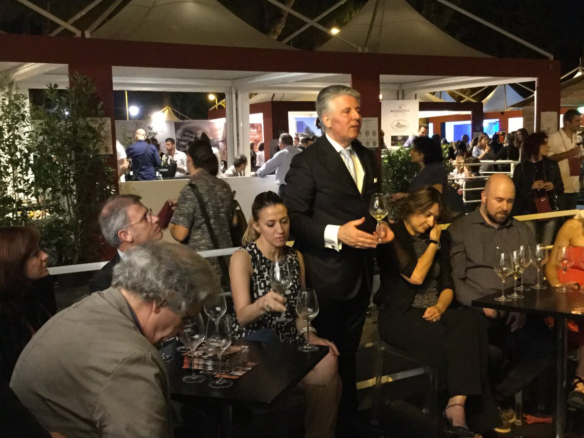 VillaParens's tweet photo. #BlancdeBlancs e #RosedeNoirs #VillaParens raccontati dal gentleman del vino @AlessandroScor3 @Vinoforum Thankyou! https://t.co/KYYMiVIeIW