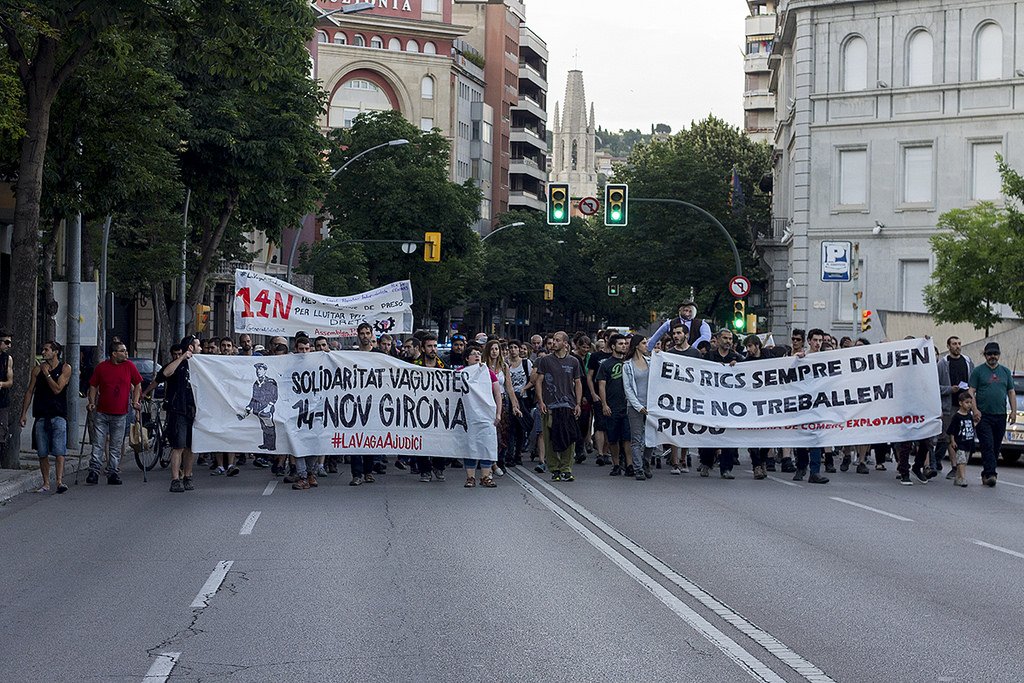 300 persones recorren #Girona en solidaritat amb les vaguistes encausades #LaVagaAjudici ariet.cat/mani-vaguistes…
