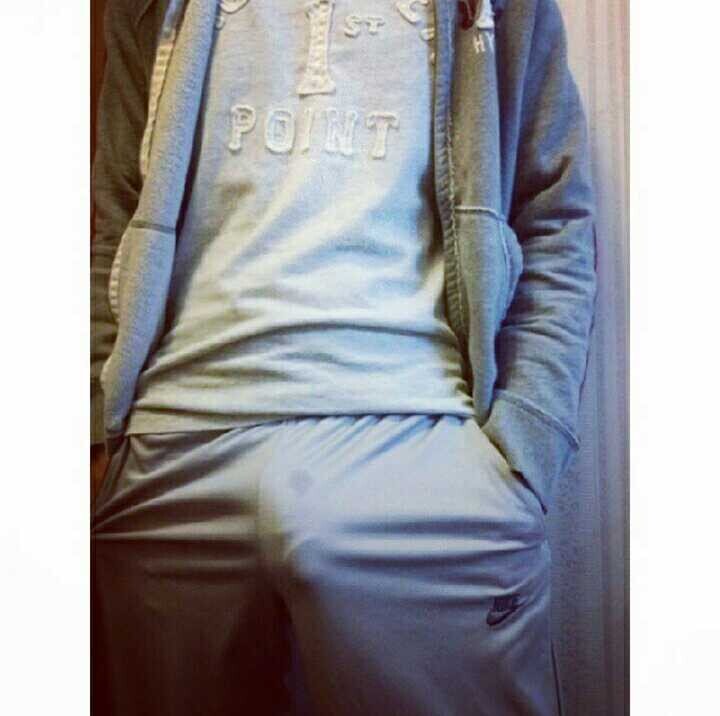 Встал в штанах. Парень состоякком в автобусе. Большой бугор в штанах. Джастин теру penis. Член выпирает из джинсов.