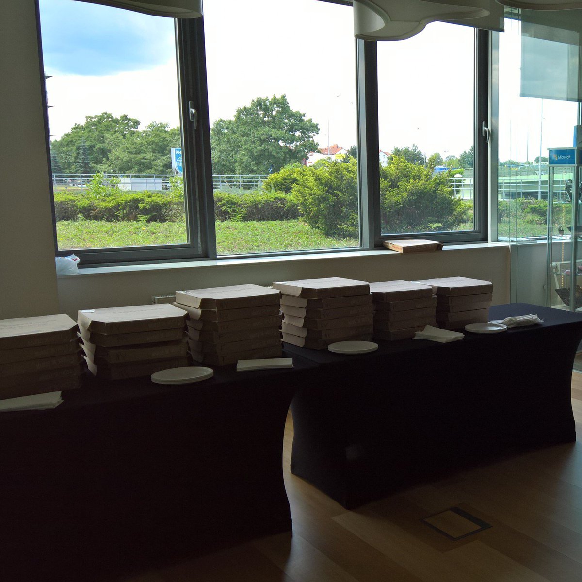 kstachowicz's tweet image. #dajsiepoznac Pizza już jest. Czekamy na przerwę po prezentacji Karola Szczepańskiego, @maniserowicz #devPizza