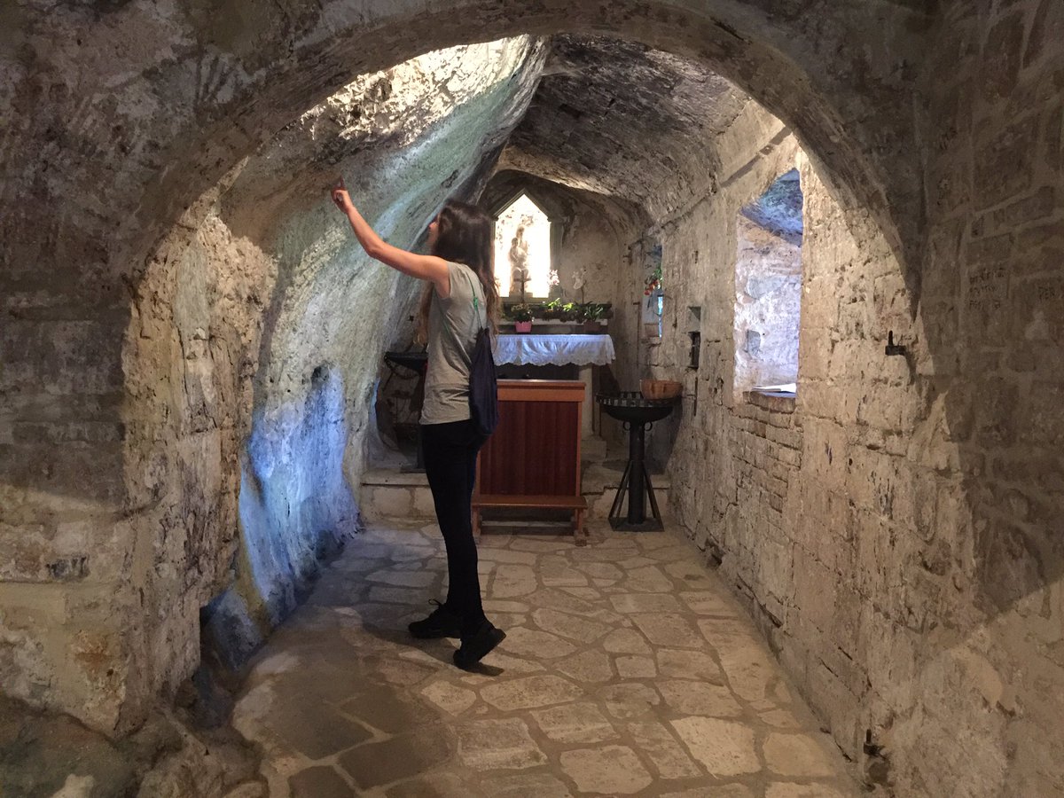 MarcheTourism's tweet photo. I blogger di #frasassitour incantati dalla bellezza del tempietto del Valadier e dell'eremo infrasaxa #visitfrasassi https://t.co/z2tqT3aBSX
