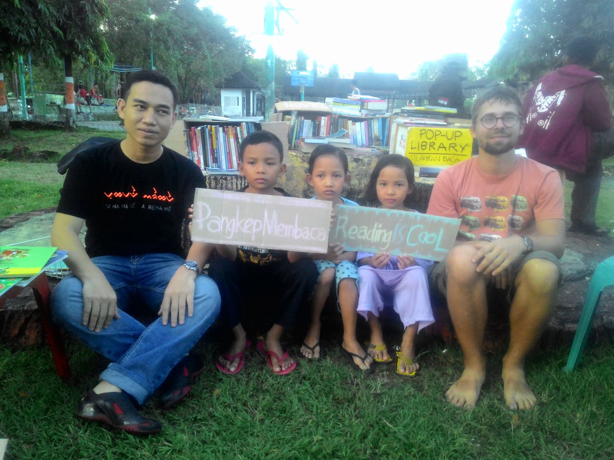 habis ngajak boca2 ngabobook read di alun-alun kota pangkep.. thanks teman2 <a href="/PangkepIn/">Pangkep Initiative</a>