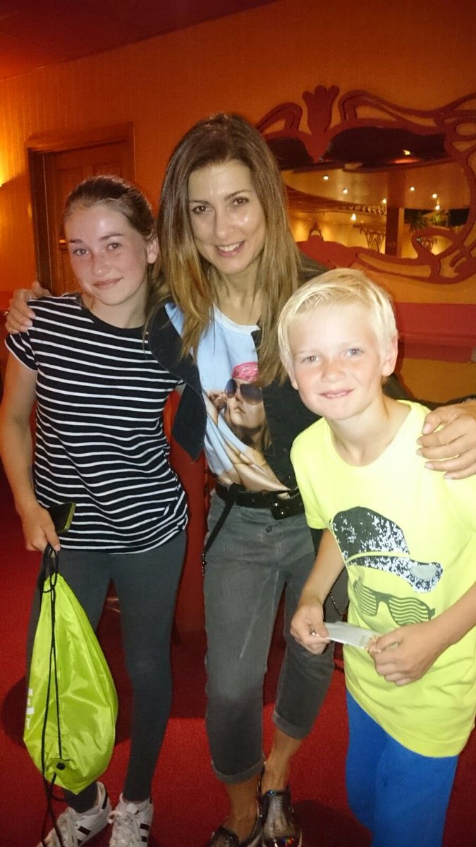 WendyNoot26's tweet image. Wat maakt afdansen nog leuker? Als @EParakhina komt jureren! #toppertje #ponne #afdansen #hiphop #breakdance #modern