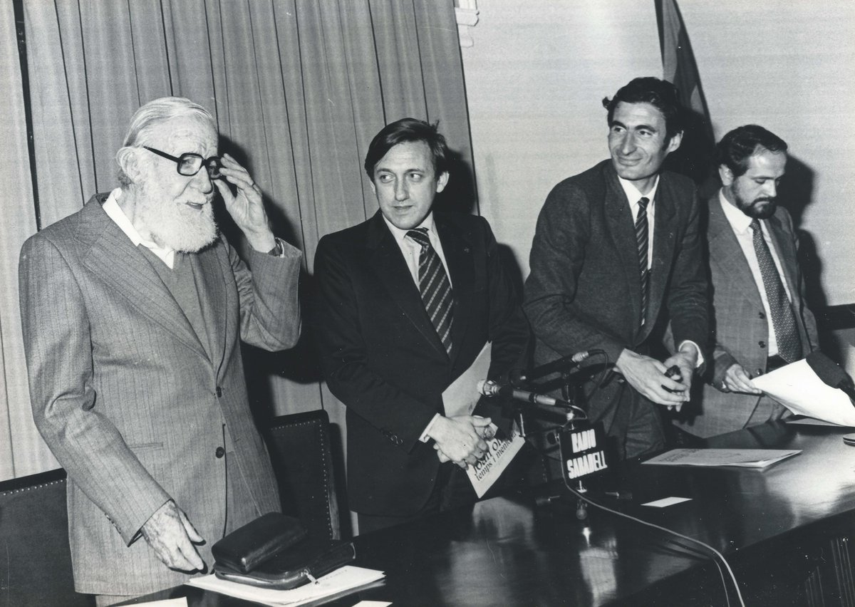 Aj_Sabadell's tweet photo. #JoanOliver recull la Medalla de la Ciutat el 1981. Amb #MaxCahner, #AntoniFarrés i Oriol Civil. #30anysPereQuart https://t.co/WejRh16w9o