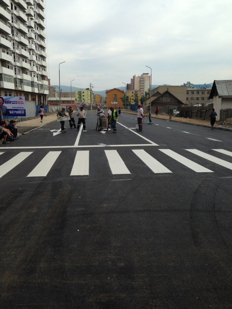 Erdembayar_ts's tweet photo. Бусад хэсэг дээрээ өнгө аваад эхэлчлээ,энэ уулзвар байсан газар Барилгачдын 3-р гудамж байв #7District https://t.co/Zj4LnLniGM
