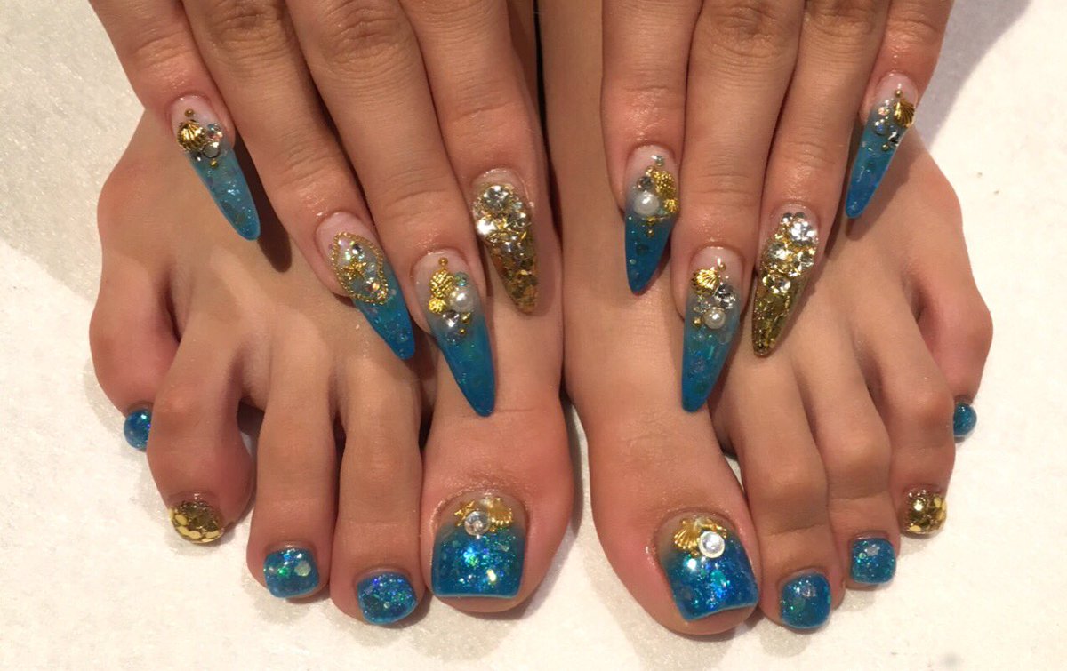 ট ইট র みちょぱ 池田美優 New Nail 今回もgloryで 青とゴールドのホロでキラキラ シェル系で海っぽくしたよよよ 自爪さん伸びたので自爪です フットもおそろ