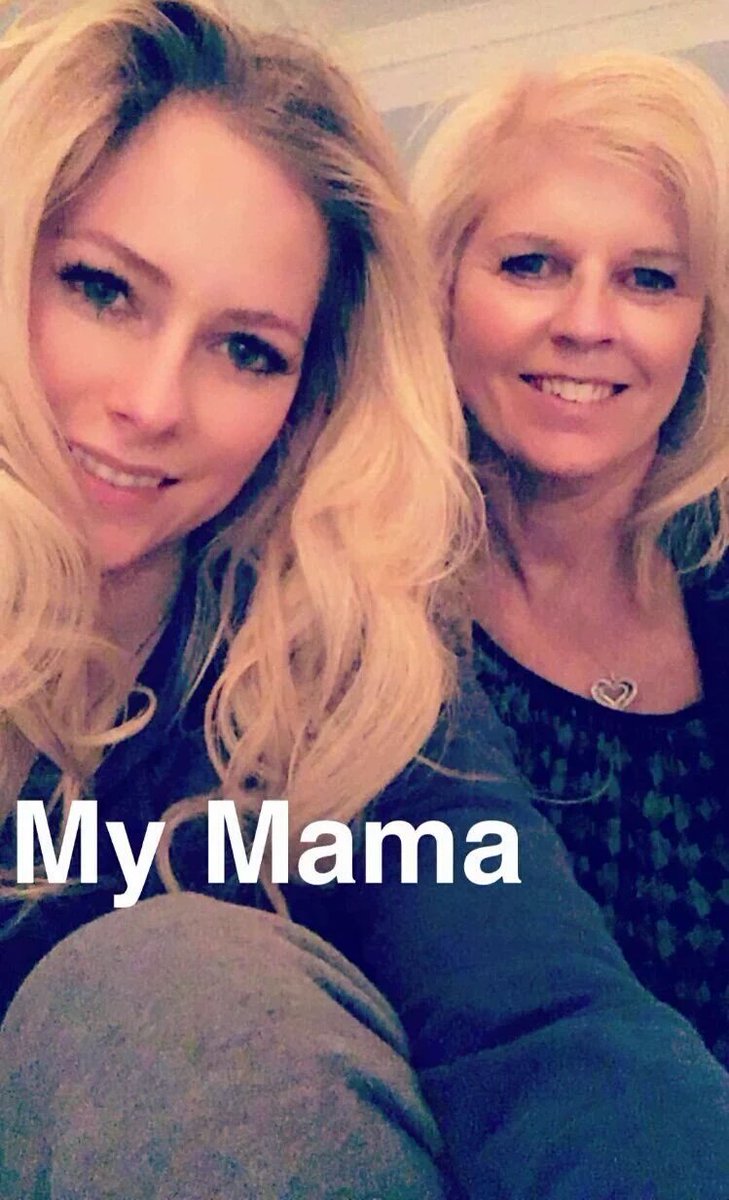 AvriLavigneTUR's tweet photo. Avril Lavigne with her mom Judy Lavigne (via Snapchat) ❤👭
#new #selfie #beautiful https://t.co/9Md74TaPpO