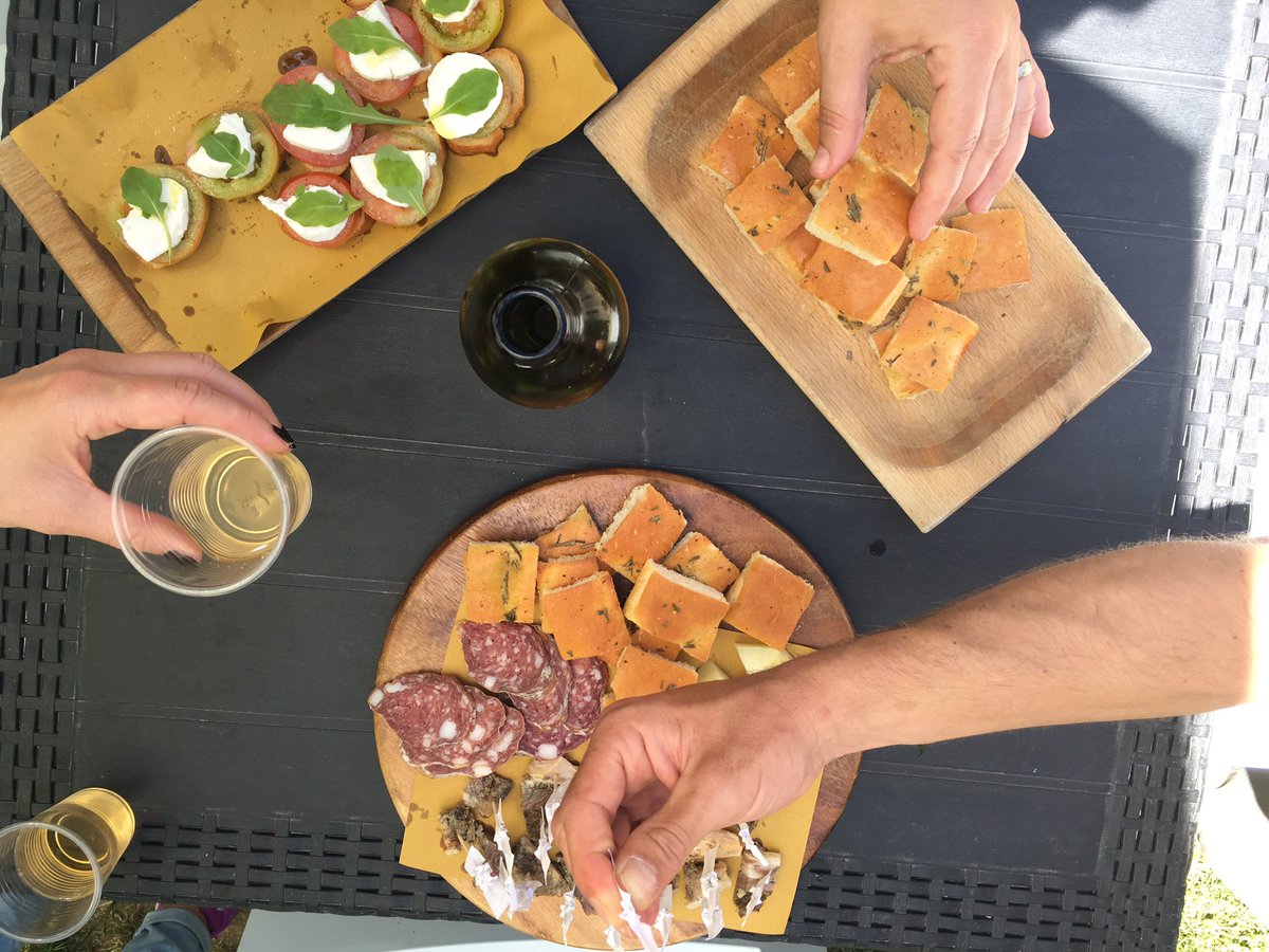 miportovia's tweet photo. L'accoglienza italiana? Ti prepari per @Frasassi_Avv e ti accolgono con questo aperitivo #FrasassiTour https://t.co/TCigoIvJKa