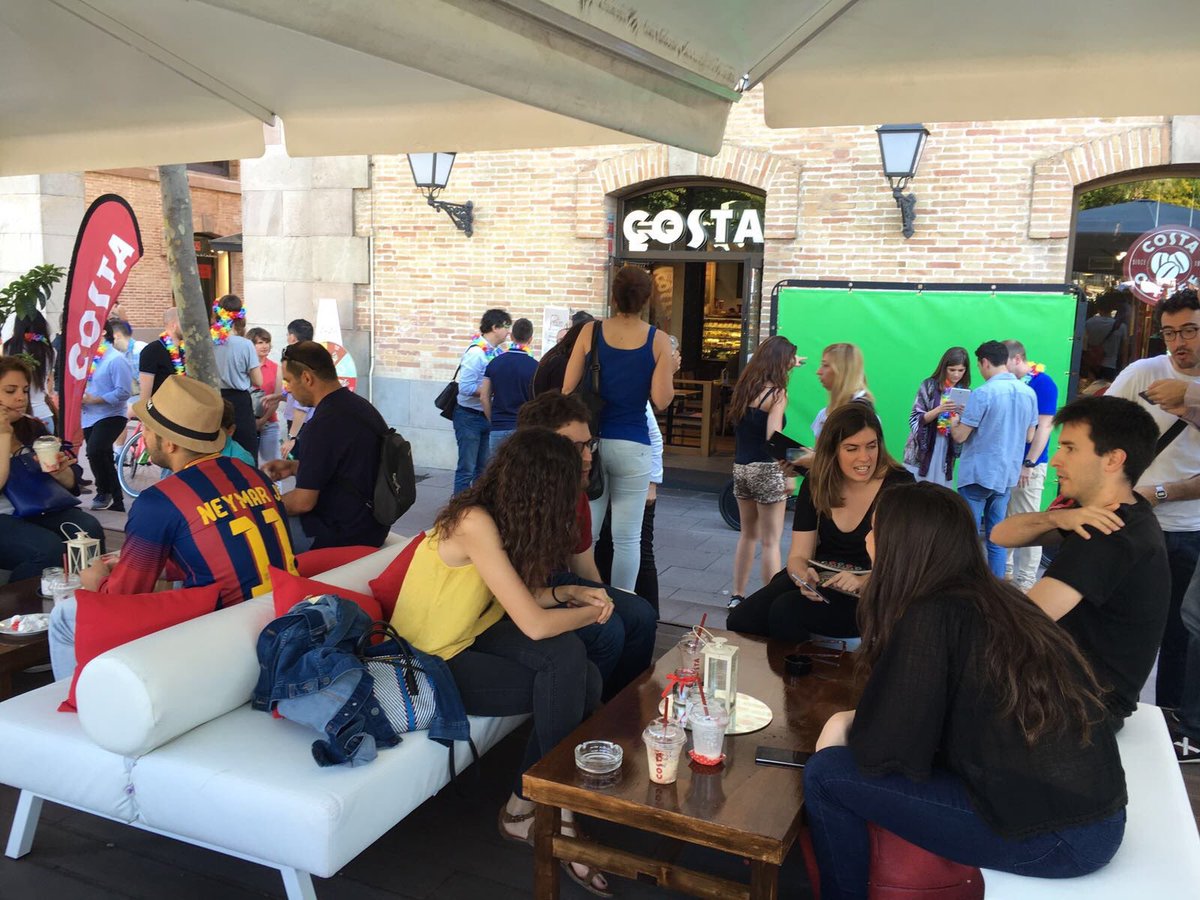 MarketMoving2's tweet photo. Risas, fotos, sorteos y muchos #frostinos en el evento de #CostaCoffee en Bcn https://t.co/P0wwmn1mCV