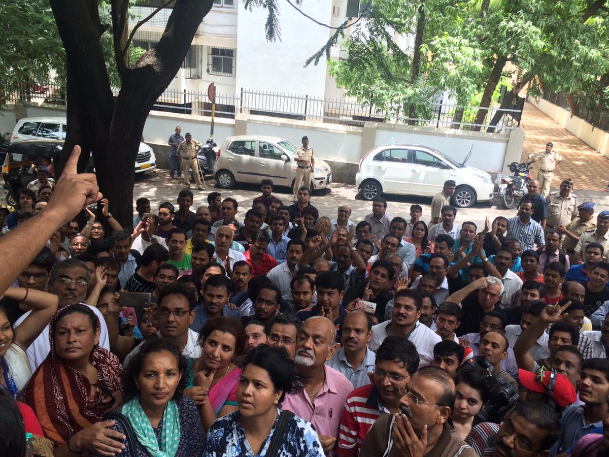 realty_db's tweet photo. DBRealtyBuyers: #ChaloDBHouse #DBRealty #DBOzone buyers #Fight4Possession gather at #DBHouse https://t.co/umP2hNG1mx
