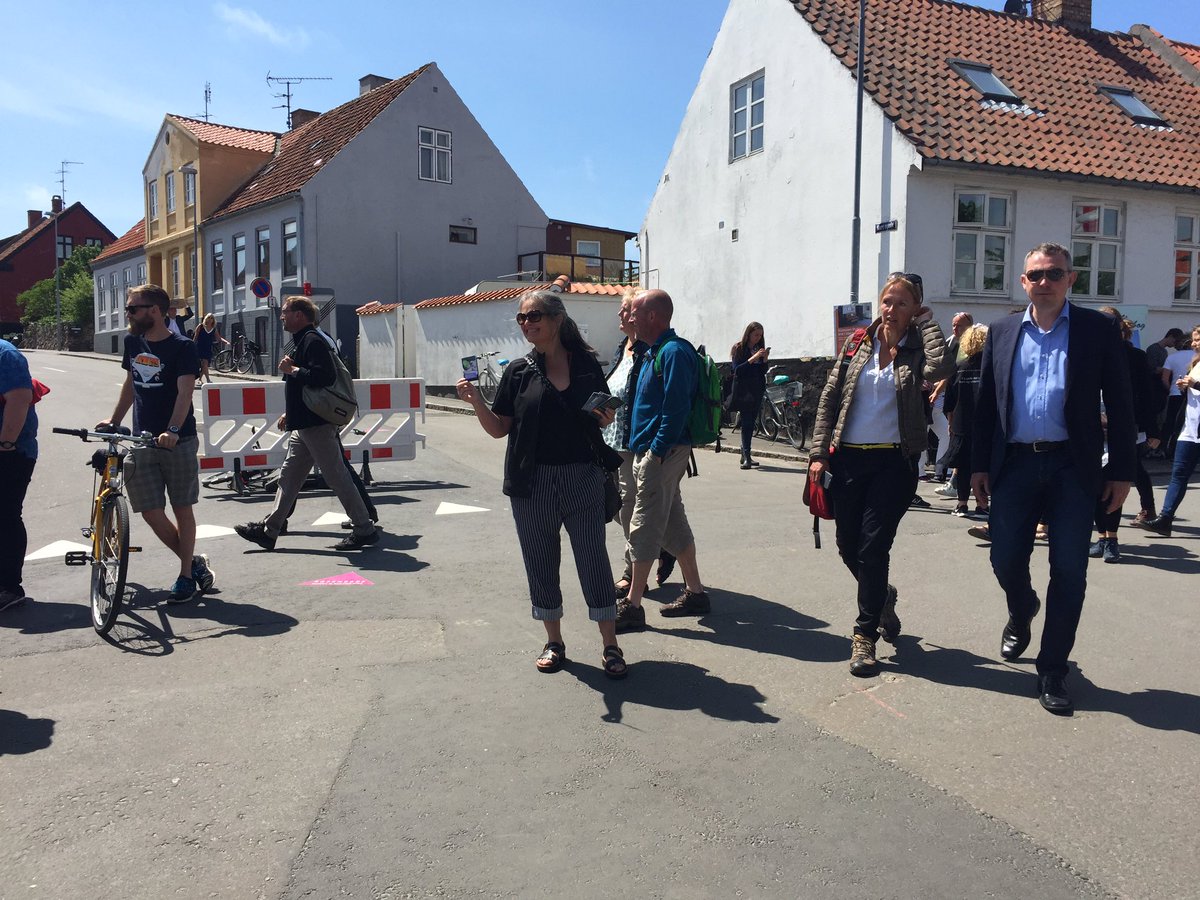 HelleHaxgart's tweet photo. Sommerens bedste tilbud - rådgivning om børn og samvær fra denne dejlige psykolog #børnimidten https://t.co/MYS9wfKZan