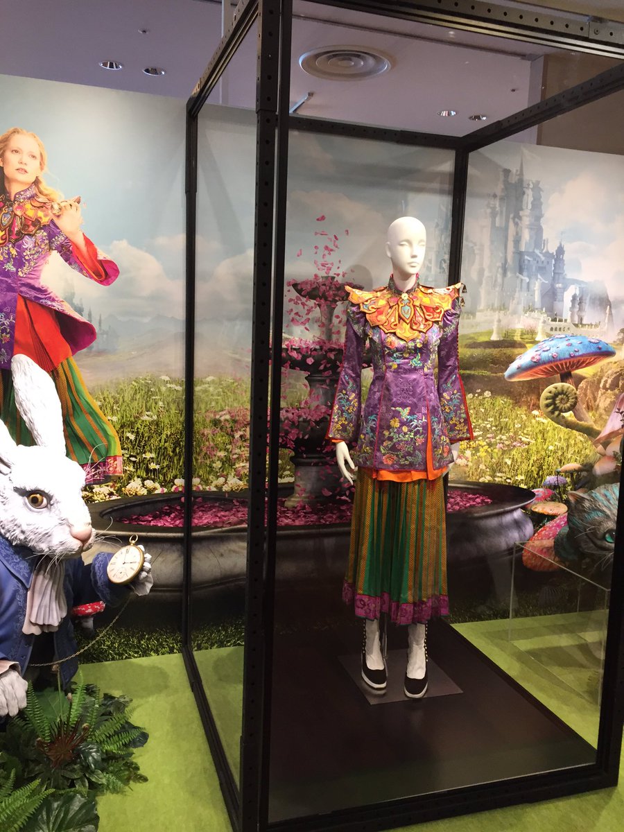 Nielsen堀内 銀座三越にて アリス イン ワンダーランド 時間の旅 衣裳展を鑑賞 広く無いスペースに劇中使用のアリス マッドハッター 赤の女王の衣裳が展示されて居りました 衣裳デザイナー コリーン アトウッドのアリスの中国風衣裳が可愛い