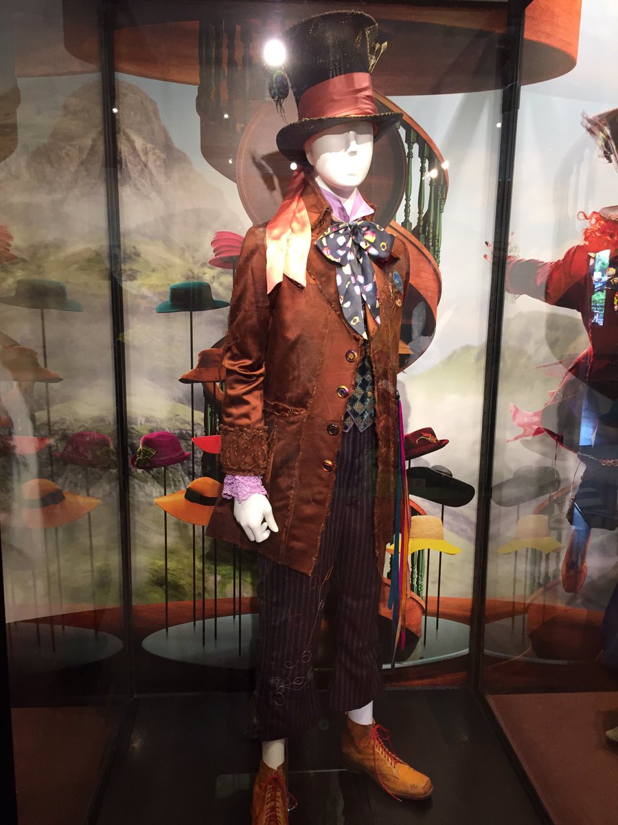 Nielsen堀内 Twitter પર 銀座三越にて アリス イン ワンダーランド 時間の旅 衣裳展を鑑賞 広く無いスペースに劇中使用のアリス マッドハッター 赤の女王の衣裳が展示されて居りました 衣裳デザイナー コリーン アトウッドのアリスの中国風衣裳が可愛い