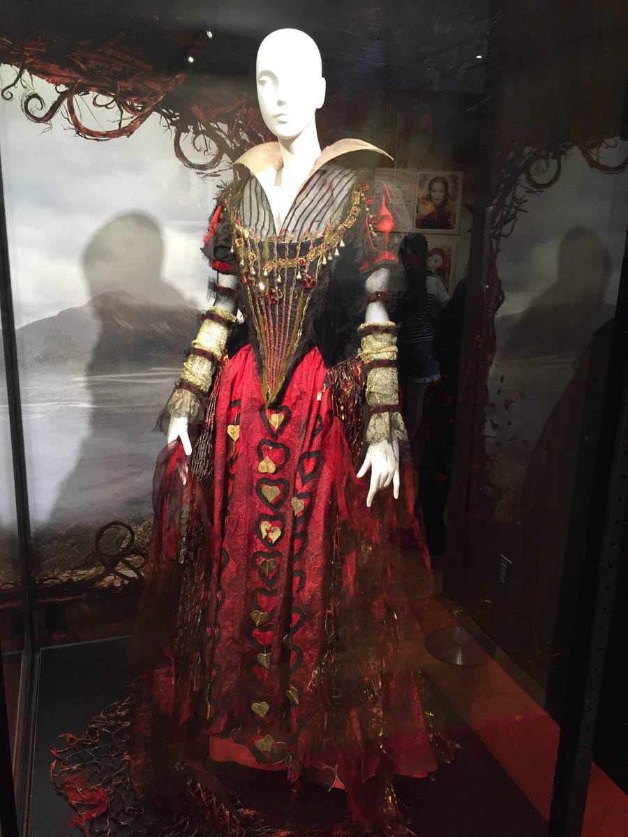 Nielsen堀内 Twitter પર 銀座三越にて アリス イン ワンダーランド 時間の旅 衣裳展を鑑賞 広く無いスペースに劇中使用のアリス マッドハッター 赤の女王の衣裳が展示されて居りました 衣裳デザイナー コリーン アトウッドのアリスの中国風衣裳が可愛い