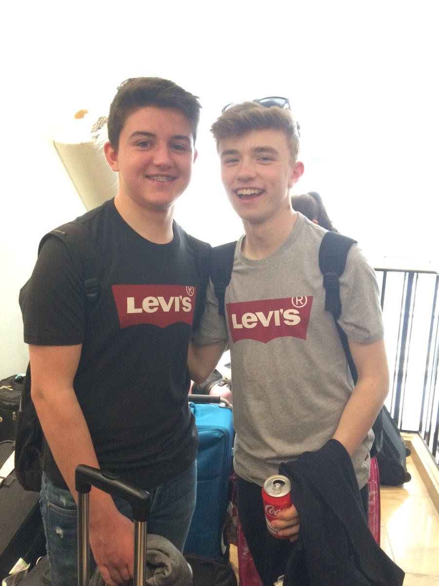 BHSparistrip's tweet photo. Twins https://t.co/GPFYcOarxQ
