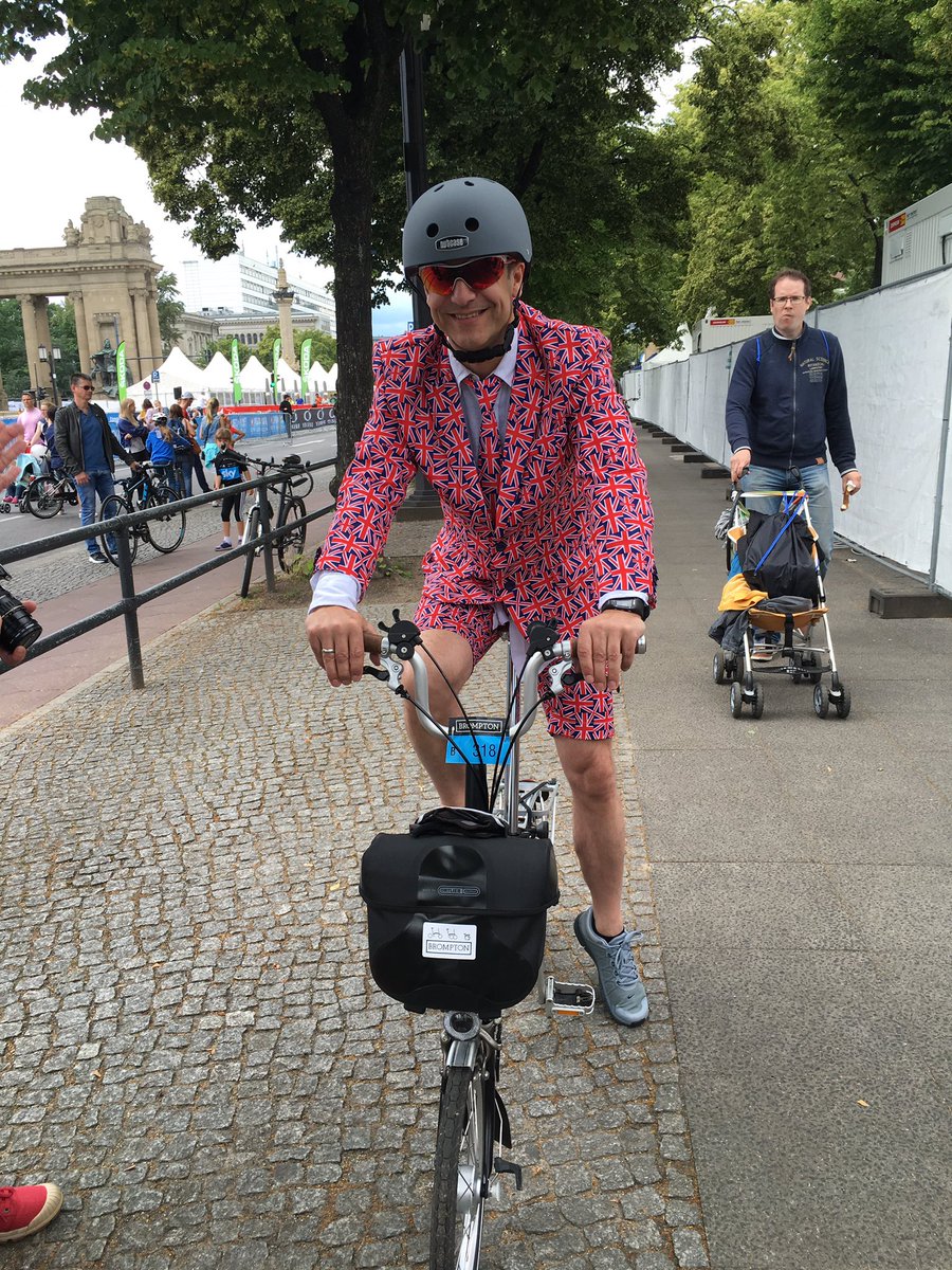 Brompton_DE's tweet photo. Der Premierminister aus UK ist auch dabei! Klasse Outfit! #BWCBerlin #VelothonBerlin #Brompton https://t.co/uuVgbPDdoG