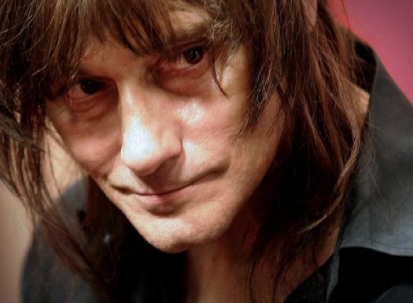 Hay sonrisas que no son de felicidad, sino de un modo de llorar con bondad.<a href="/antoniovegaorg/">Antonio Vega .org</a> <a href="/Marbandejade/">MarBandejadePlata</a>