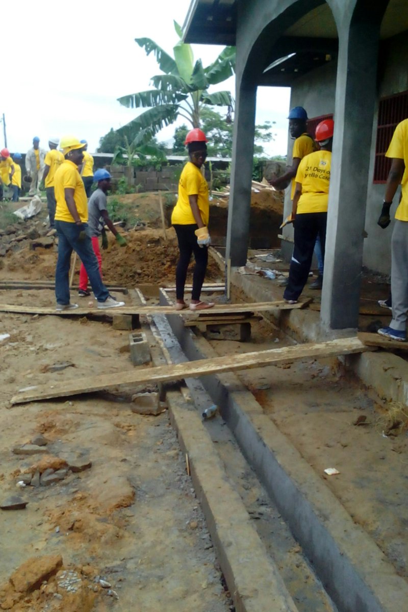doualanow's tweet photo. Giving back to the community #ThingsIUsuallyFallFor Kuddos @MTNCameroon Beautiful experience for my son #yellocare https://t.co/3kU1LkDFFd